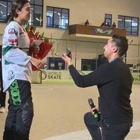 Il giocatore messicano chiede la mano alla ragazza del team messicano femminile