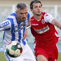 l difensore del Pescara Mirko Drudi contrastato dall’attaccante Kevin  Cannavò della Vis Pesaro (foto G.Lattanzio)