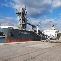 La nave bloccata nel porto di Ortona