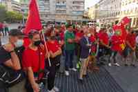 La protesta dei lavoratori Riello a piazza Salotto (foto Giampiero Lattanzio)