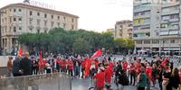 La protesta dei lavoratori Riello a piazza Salotto (foto Giampiero Lattanzio)