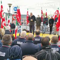 Maurizio Landini durante l'assemblea con i lavoratori della Riello (foto Giampiero Lattanzio)