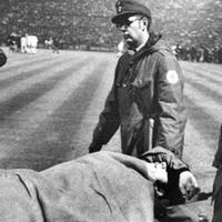 L'attaccante dell'Inter Roberto Boninsegna, colpito da una lattina lanciata da un tifoso tedesco, viene portato fuori dal campo in barella