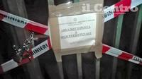 Il cartello di sequestro apposto dalla Procura di Avezzano sul cancello del campo sportivo (foto p.g.)