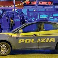 La polizia davanti al luogo dell’aggressione in viale Benedetto Croce, a Chieti Scalo