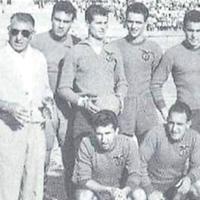 Una formazione dell’Aquila degli anni Cinquanta: Alfonso Prete è il primo in piedi da sinistra