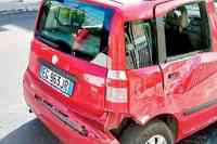 Una delle auto danneggiate dai teppisti a Pratola Peligna