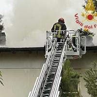 Vigili del fuoco in azione sul tetto del ristorante ad Alanno