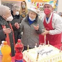 La festa preparata al supermarket per i 106 anni di Giuseppina Patriarca