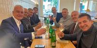 Il presidente Franco Iachini brinda insieme ai nuovi dirigenti dopo la firma del contratto (foto Teramo Calcio)