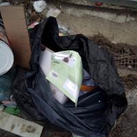 Il sacco della spazzatura abbandonato