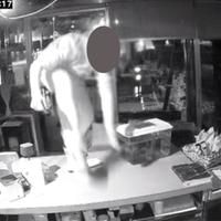 Il ladro ripreso dalle telecamere di videosorveglianza mentre si dirige verso la cassa del ristorante