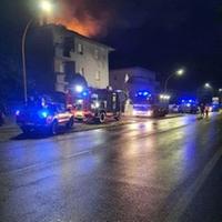 L'incendio sul tetto della casa in via Piave