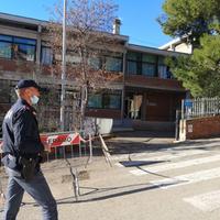 La polizia davanti al Liceo Scientifico Einstein di Teramo (foto di Luciano Adriani)