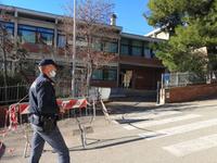 La polizia davanti al Liceo Scientifico Einstein di Teramo (foto di Luciano Adriani)