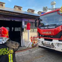 I vigili del fuoco nella fabbrica incendiata a Cappelle sul Tavo
