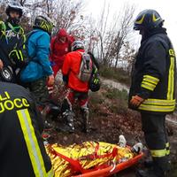 L'operazione di recupero del motociclista ferito a Valla Castellana
