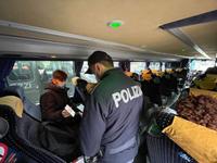I controlli della polizia su un pullman a Teramo (foto di Luciano Adriani)