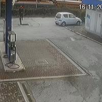 Rapina al benzinaio, le immagini di uno dei due rapinatori in fuga