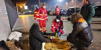 I volontari della Croce rossa durante la consegna dei pacchi alla stazione (foto G. Lattanzio)