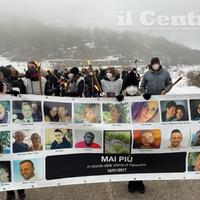 I familiari mostrano lo striscione con volti e nomi delle 29 vittime di Rigopiano (foto Luciano Adriani)