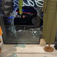 La vetrina della boutique spaccata dai ladri (foto da fb Patrizia Alessandro San Severino)