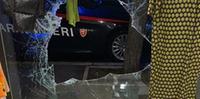 La vetrina della boutique spaccata dai ladri (foto da fb Patrizia Alessandro San Severino)