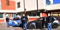 Gli agenti di polizia dell'Aquila e la Mercedes rubata sulla quale viaggiava il ladro
