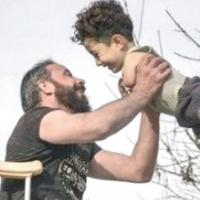 Il piccolo siriano Mustafa El Nezel nato senza arti con il padre Munzir, mutilato a causa di un attentato