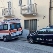 L’ambulanza del 118 e la pattuglia dei carabinieri in via Fiume