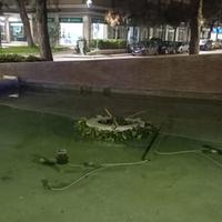La corona distrutta in piazza Martiri Dalmati Giuliani