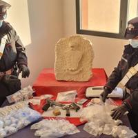 La droga e le pistole sequestrate dai carabinieri