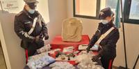 La droga e le pistole sequestrate dai carabinieri