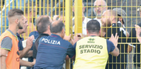 Le forze dell’ordine cercano di contenere un gruppo di tifosi romagnoli durante i disordini in Avezzano-Cesena del 2019