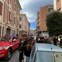 Gli studenti scesi in strada dopo l'allarme bomba (foto di Luciano Adriani)