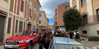 Gli studenti scesi in strada dopo l'allarme bomba (foto di Luciano Adriani)