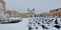 Piazza Duomo all'Aquila ricoperta dalla neve