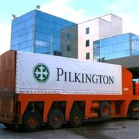 Un Tir della Pilkington in attesa di scaricare materiale