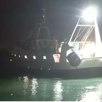 Barca incagliata nel porto di Giulianova