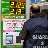 I controlli della Guardia di finanza nei distributori di carburante