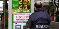 I controlli della Guardia di finanza nei distributori di carburante