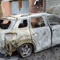 Una delle auto bruciate in via Baroncini