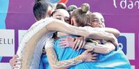 L'abbraccio delle ginnaste dell'Armonia d'Abruzzo con l'atleta ucraina a fine gara