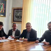Il presidente del Pescara Daniele Sebastiani (il primo a sinistra) firma il contratto con gli amministratori comunali di Montesilvano