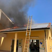 Le fiamme sul tetto della scuola di Treglio