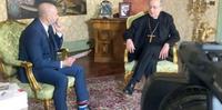 Il giornalista Pietro Lambertini intervista monsignor Bruno Forte