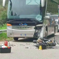 I resti della moto finita contro l’autobus in Sardegna