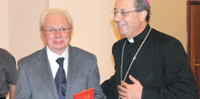 Giovanni Aloè premiato dal vescovo Bruno Forte