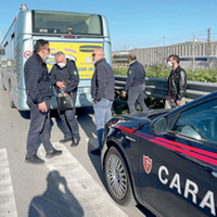 Carabinieri e controllori vicino al mezzo della Tua dove è avvenuto l’episodio di violenza a Mosciano Stazione (foto di Luciano Adriani)