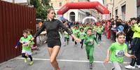 La campionessa teramana Gaia Sabbatini corre insieme ai bambini (foto di Luciano Adriani)
